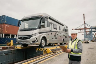 Camping-car chargé sur un cargo dans un port commercial pour expédition vers l'Australie