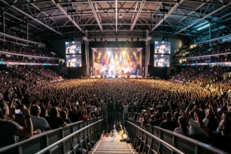Vue panoramique d'une grande salle de concert française bondée lors d'un spectacle musical