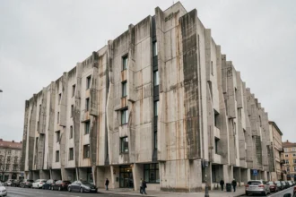Façade extérieure brutale d'un hôtel en béton brut considéré comme le plus laid du monde, vue depuis la rue