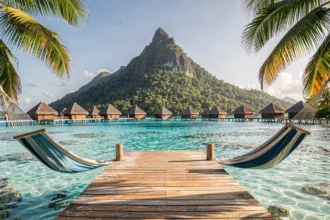 Lagon turquoise de Bora Bora avec bungalows sur pilotis et mont Otemanu en arrière-plan