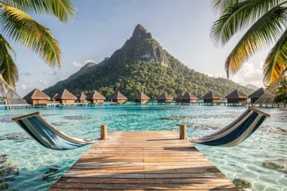 Lagon turquoise de Bora Bora avec bungalows sur pilotis et mont Otemanu en arrière-plan